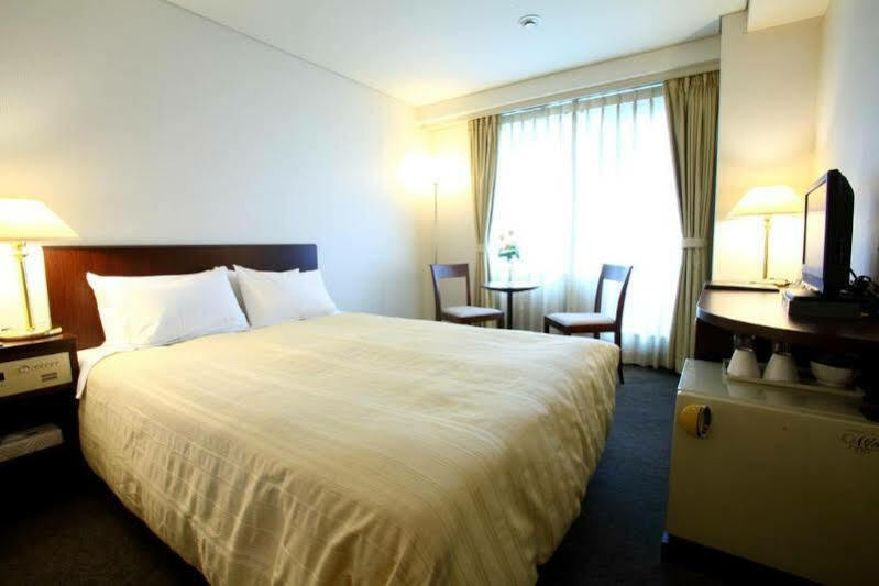 Hotel Yokohama Camelot Japan Экстерьер фото